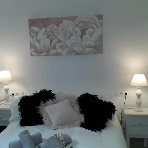 Dona Lola , Luminoso Calahonda, Mijas Sitio de Calahonda